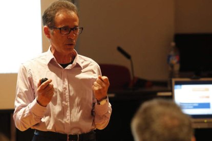 El catedrático de Ingeniería de Sistemas y Automática de la Universidad de León, Miguel Alonso, ofreció ayer una charla sobre Vebor. RAMIRO