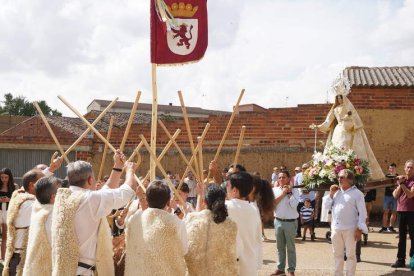 Los pastores ayer celebrando el tradicional ‘baile de las cachas’ . JONATHAN NOTARIO