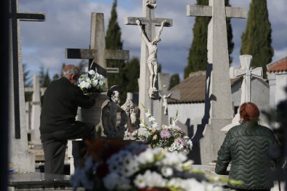 Día de todos los Santos en el cementerio de Puente Castro. FERNANDO OTERO