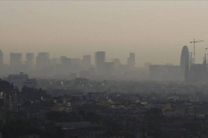 Vista de la contaminación sobre Barcelona desde la carretera de las Aigües, el pasado diciembre.