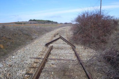 Estado de la vía férrea de la Ruta de la Plata a su paso por Astorga, expoliada.