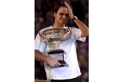 Federer no pudo contener las lágrimas al recibir el trofeo de Rod Laver