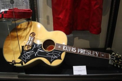 Una guitarra Gibson modelo Elvis Presley.