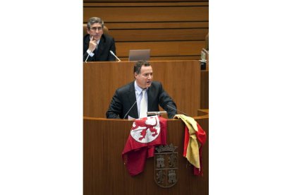 Valderas, con las banderas, en el estrado de las Cortes.