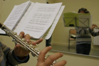 Una alumna de la Escuela Municipal de Música, ensayando.