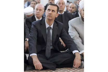 El presidente sirio, al Asad, durante los rezos del Eid al-Fitr.