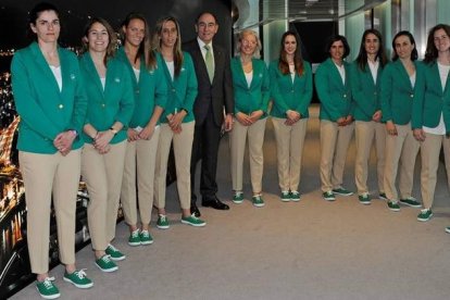 Carolina Rodríguez, en el centro, junto a Ignacio Galán y el resto de deportistas de élite españolas. DL