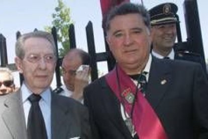 Antonino Fernández, a la izquierda, junto al alcalde de Valverde de la Virgen, David Fernández