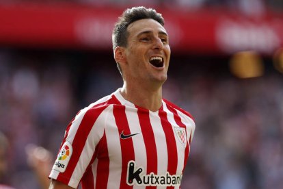 Aduriz, autor de los dos goles frente al Valencia en San Mamés. LUIS TEJIDO