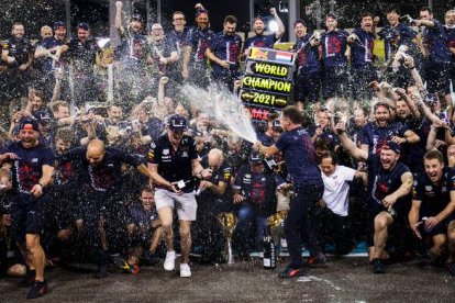 La celebración del primer título de campeón del mundo de Max Verstappen con su equipo en el que se encuentra Óscar. HONDA RACING F1