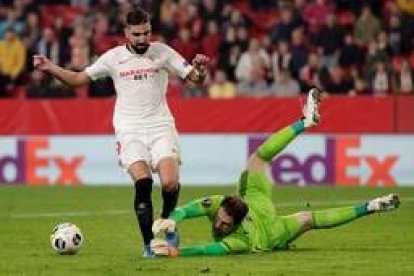 El centrocampista del Sevilla Munas Dabbur trata de superar al portero Asmir Begovic, del Qarabag. JULIO MUÑOZ