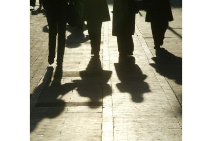 Varias personas caminan por la calle Ancha.