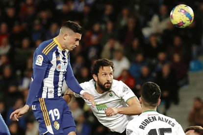 Edu Espiau, novedad en el once de Gallego, adelantó a la Deportiva con este certero cabezazo y tuvo el 2-0 en sus botas, pero el poste se interpuso en su camino. L. DE LA MATA