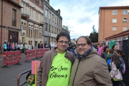 El alcalde junto a un organizador de la carrera. DL