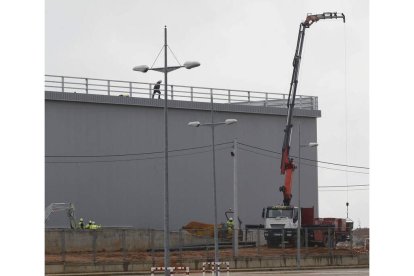 Vista de una de las aristas del nuevo almacén que levanta Mercadona. RAMIRO