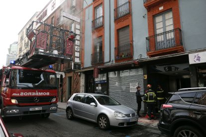 Los bomberos, en la vivienda de Julio del Campo en la que se desató el incendio. FERNANDO OTERO