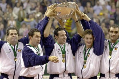 El capitán Javier Duarte y los jugadores Albert Costa, Álex Corretja, Juan Carlos Ferrero y Joan Balcells. DALMAU