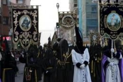 Las dos cofradías celebraron su hermandad en el desfile de ayer