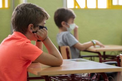 Niños se protegen contra el ciovid con mascarillas durante una clase. MARCIAL GUILLÉN