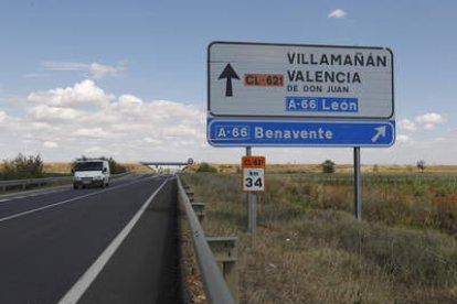 En el cruce de la CL-621 se produjo el accidente que costó la vida al motorista en Villamañán.