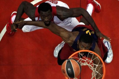 La defensa del Olympiacos neutralizó al Barcelona.