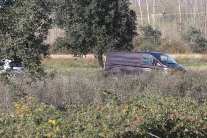 Furgón funerario en el levantamiento del cadáver del autor de los disparos que posteriormente se suicidó. L. DE LA MATA