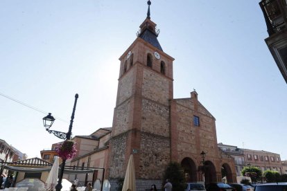 A la izquierda, imagen de la formación Def con Dos Tenores que actúa esta noche en Santa María del Páramo; arriba, un grupo de gente disfruta de una pasada edición de la Feria de la Cerveza antes de la llegada de la pandemia; abajo, imagen de la iglesia de Santa María del Páramo