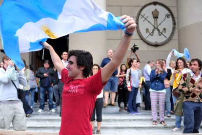 Explosión de alegría en las calles de Buenos Aires tras anunciarse el nuevo Papa