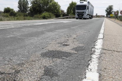 Traza de la N-630 ayer tarde, afectada desde esta semana por el bacheo  de urgencia. MARCIANO PÉREZ