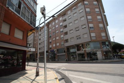 La avenida del Castillo tiene colocadas desde hace meses cámaras, aunque no multarán. ANA F. BARREDO