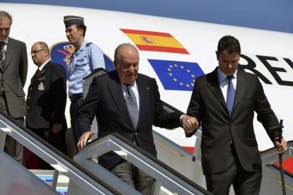 El rey Juan Carlos desciende de un avión oficial. ROLAND PUJOL