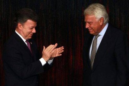 El presidente colombiano, Juan Manuel Santos, y el expresidente del Gobierno español Felipe González, este miércoles 3 de diciembre, en Bogotá.