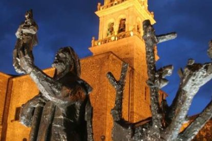 Monumento que recuerda la leyenda de la Virgen de La Encina. LDM