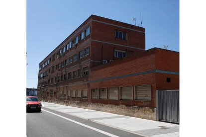 Vista del edificio de la vieja residencia, ahora cerrada, desde la calle Astorga. FERNANDO OTERO