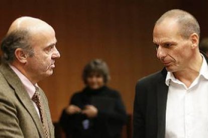 Guindos y Varoufakis, ayer, en Bruselas durante la cumbre del Eurogrupo.