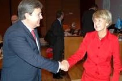 Fernández Santiago saluda  a la comisaria Danuta Hübner