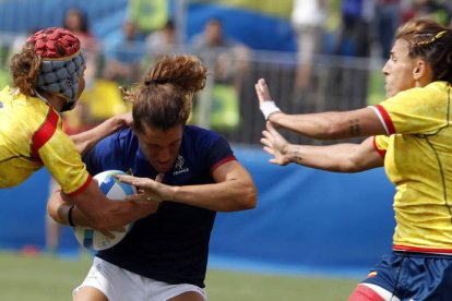 María Casado, a la derecha, durante el partido entre España y Francia de Rugby siete. ELVIRA URQUIJO