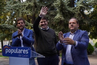 Mañueco, hoy en La Bañeza, junto a Santiago Vélez y Carrera. MIGUEL F. B.