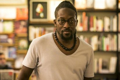 Nii Ayikwei Parkes, en la librería La Central de Barcelona.