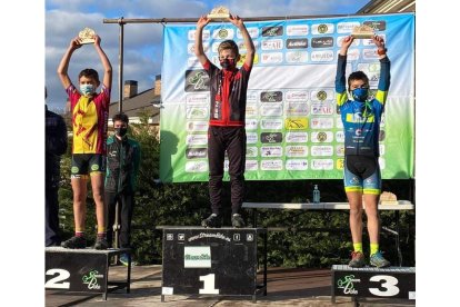 Enol Torre, en el centro de la imagen, levanta el trofeo de ganador. CD BEMBIBRE