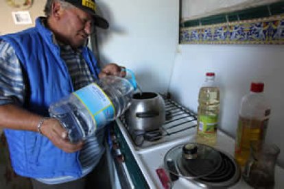 En el bar han tenido que adaptar la cafetera para que tome al agua de una botella.