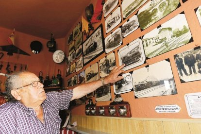 Maximiano Díez, en su vagón-cantina-museo. Arriba con un plano original del trazado del Hullero (gran parte de la documentación que tiene la recogió en Bilbao, a la puerta de las oficinas centrales, cuando estaban a punto de tirarla a la basura, relata) y