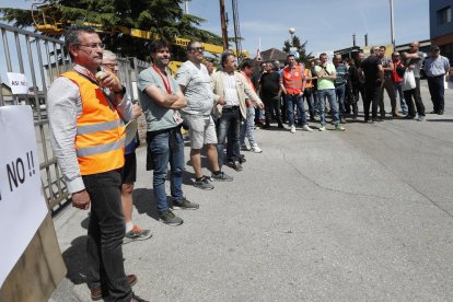 El grupo de trabajadores concentrados este jueves a las puertas de la fábrica de Roldán. ANA F. BARREDO