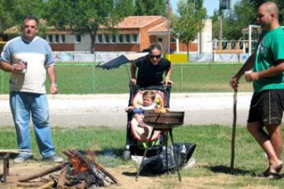 Uno de los grupos participantes, durante la preparación de la paella.