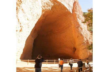 Turistas fotografiando la Cuevona de Las Médulas, uno de los puntos más visitados. L. DE LA MATA