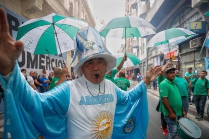 Manifestantes protestan contra la política económica de Macri, en Buenos Aires.