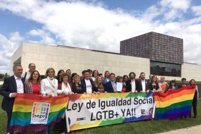 Miembros del colectivo LGTB celebran la Ley de Igualdad Social de la Diversidad Sexual y de Género. RUBÉN CACHO