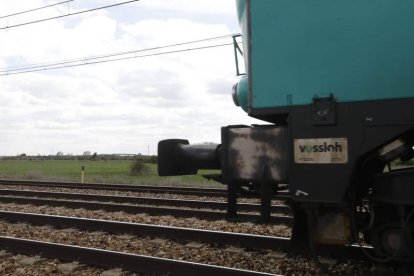 Tren de mercancía en las vías paralelas al terreno destinado a la plataforma de Torneros. MARCIANO PÉREZ