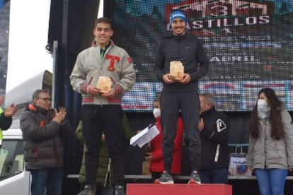 Iván Álvarez en lo alto del podio tras imponerse en la categoría sénior del Trail 3 Castillos. DL