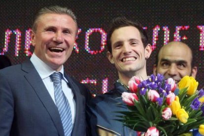 Lavillenie (derecha) sonríe junto a Bubka tras batir el récord del mundo de salto con pértiga que el ucraniano estableció en 1993.